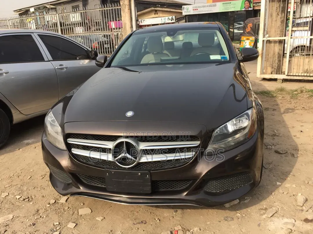 Mercedes-Benz C300 Luxury Sedan RWD (2.0L 4cyl 7A) 2016 Gold