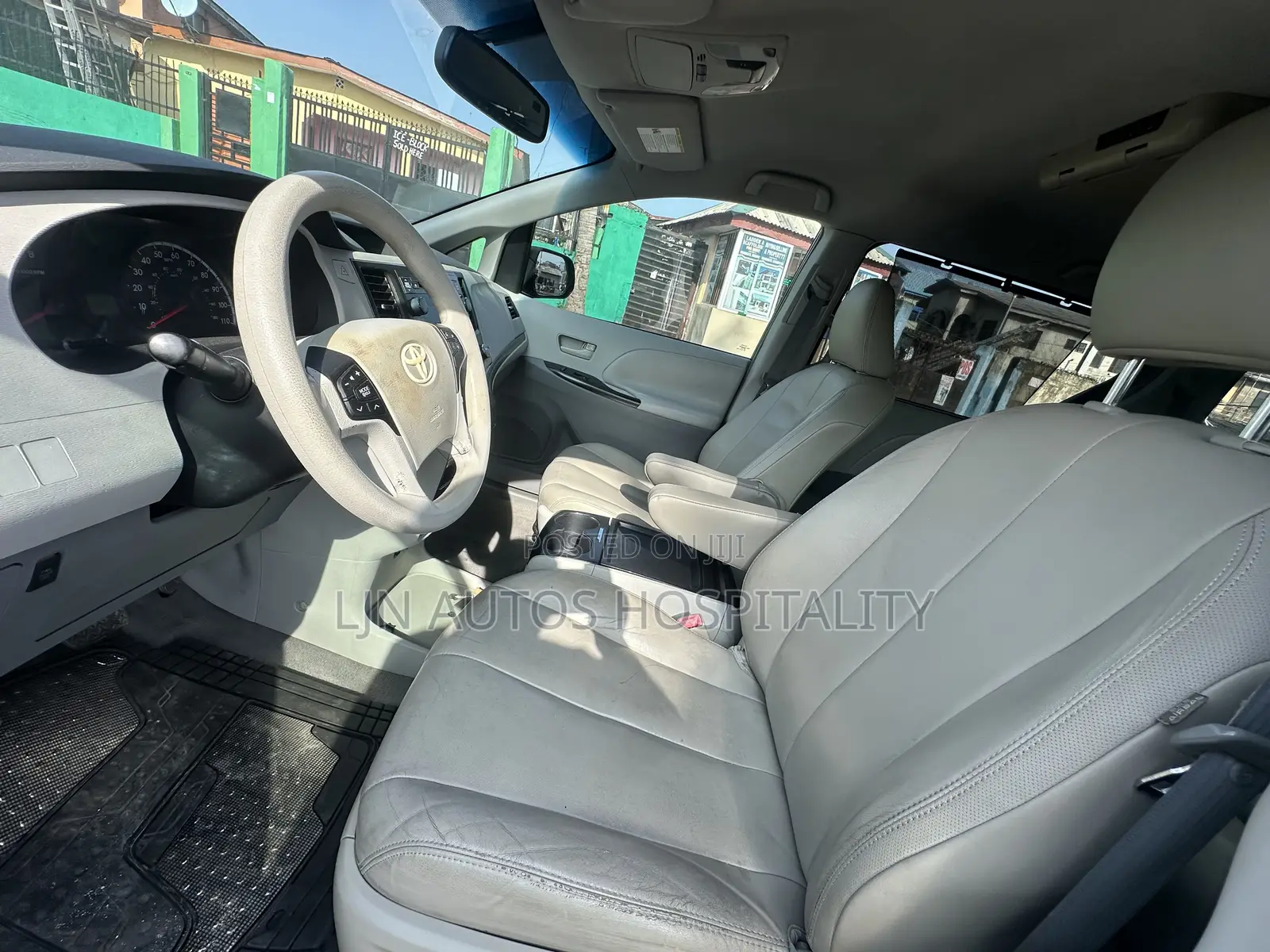 Toyota Sienna LE 7 Passenger 2010 White