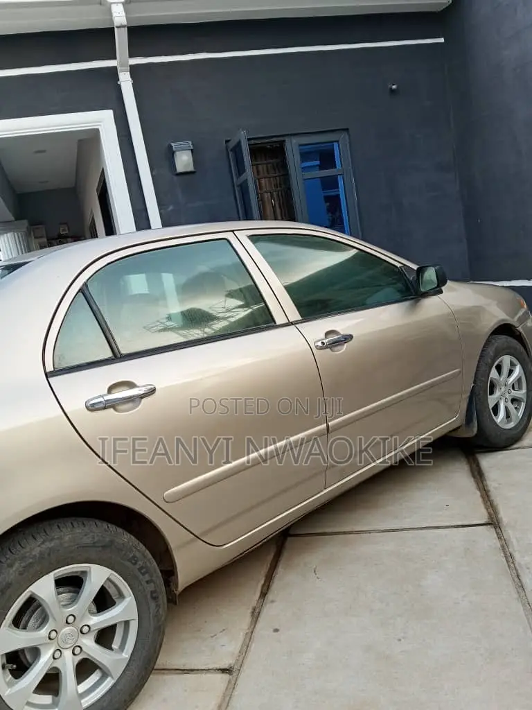 Toyota Corolla LE 2005 Gold