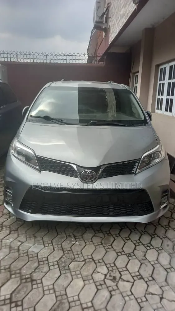 Toyota Sienna XLE (3.5L 6cyl 8A) 2018 Gray
