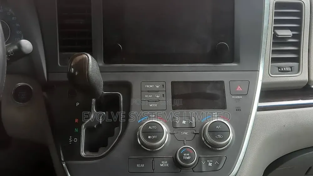 Toyota Sienna XLE (3.5L 6cyl 8A) 2018 Gray