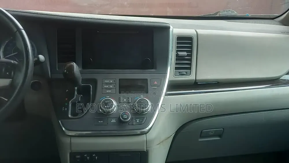 Toyota Sienna XLE (3.5L 6cyl 8A) 2018 Gray