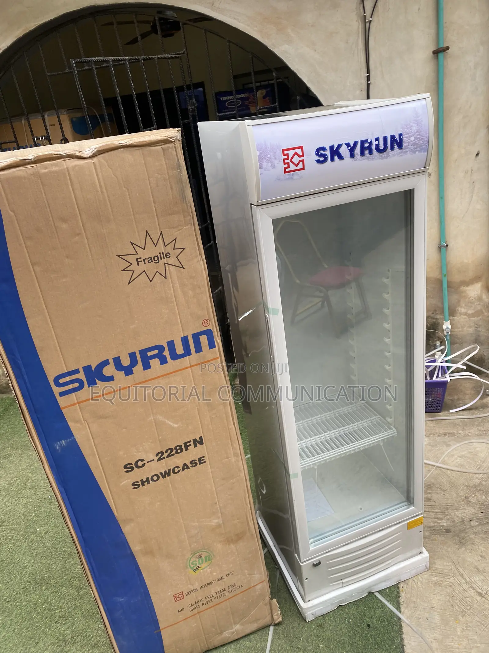 Skyrun 228L SC-228FN Showcase Cooler for Refreshments