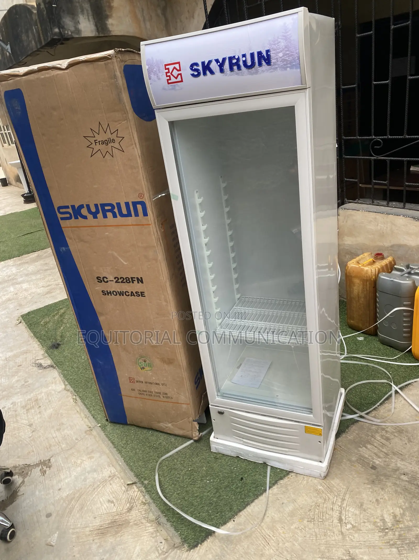 Skyrun 228L SC-228FN Showcase Cooler for Refreshments