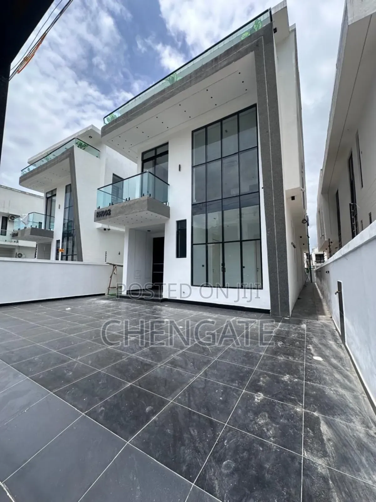 5bdrm Duplex in Chevron for sale
