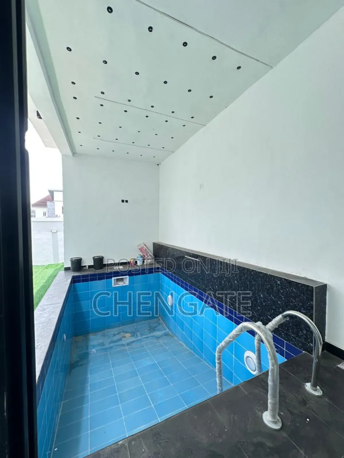 5bdrm Duplex in Chevron for sale