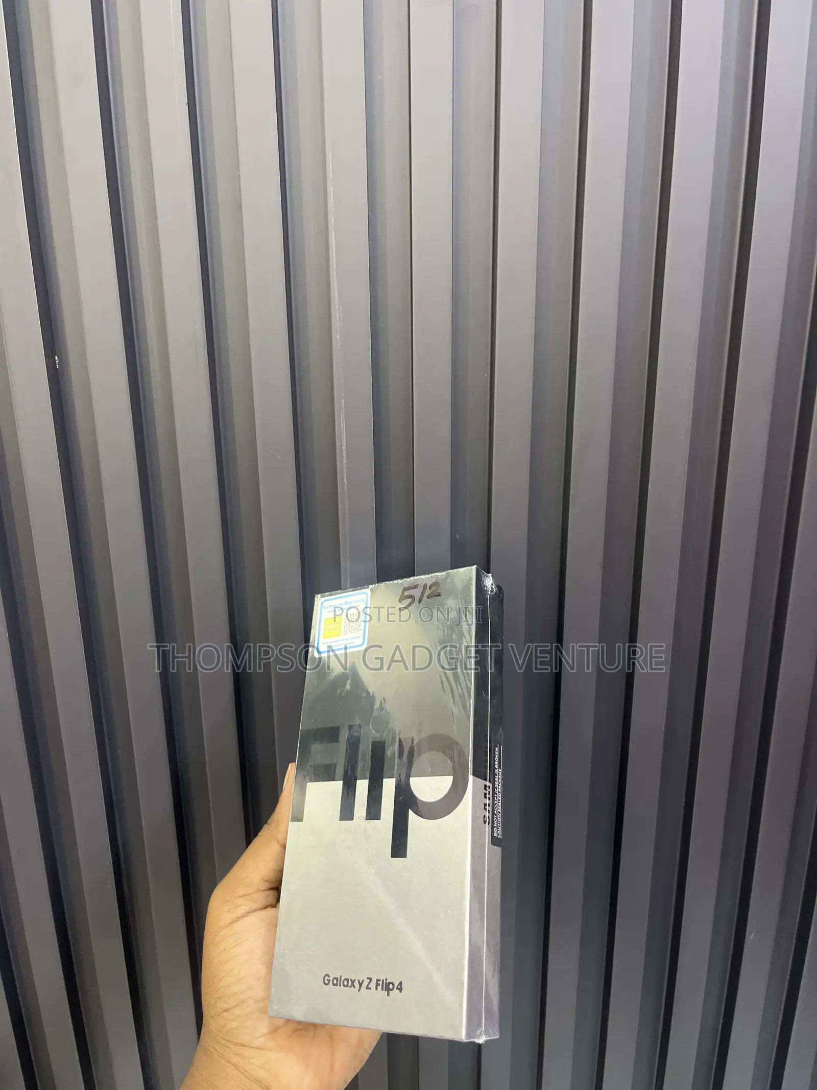 New Samsung Galaxy Z Flip4 512 GB Gold