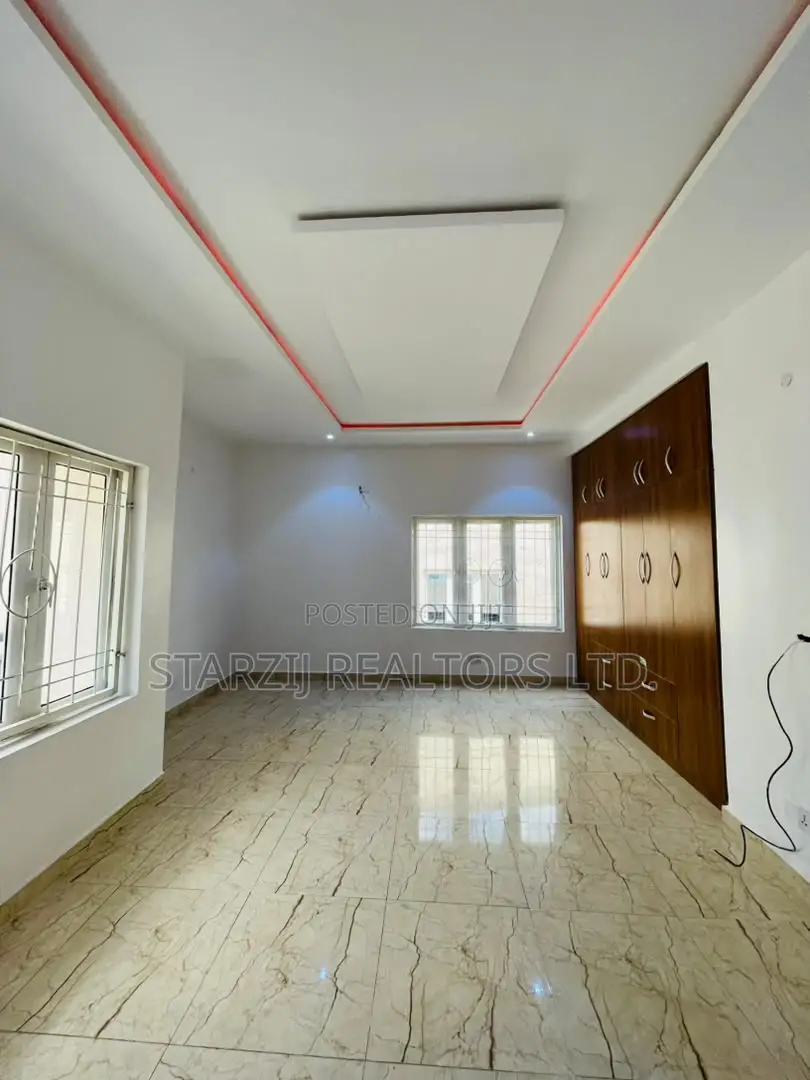 4bdrm Duplex in Paradise, Life Camp for sale