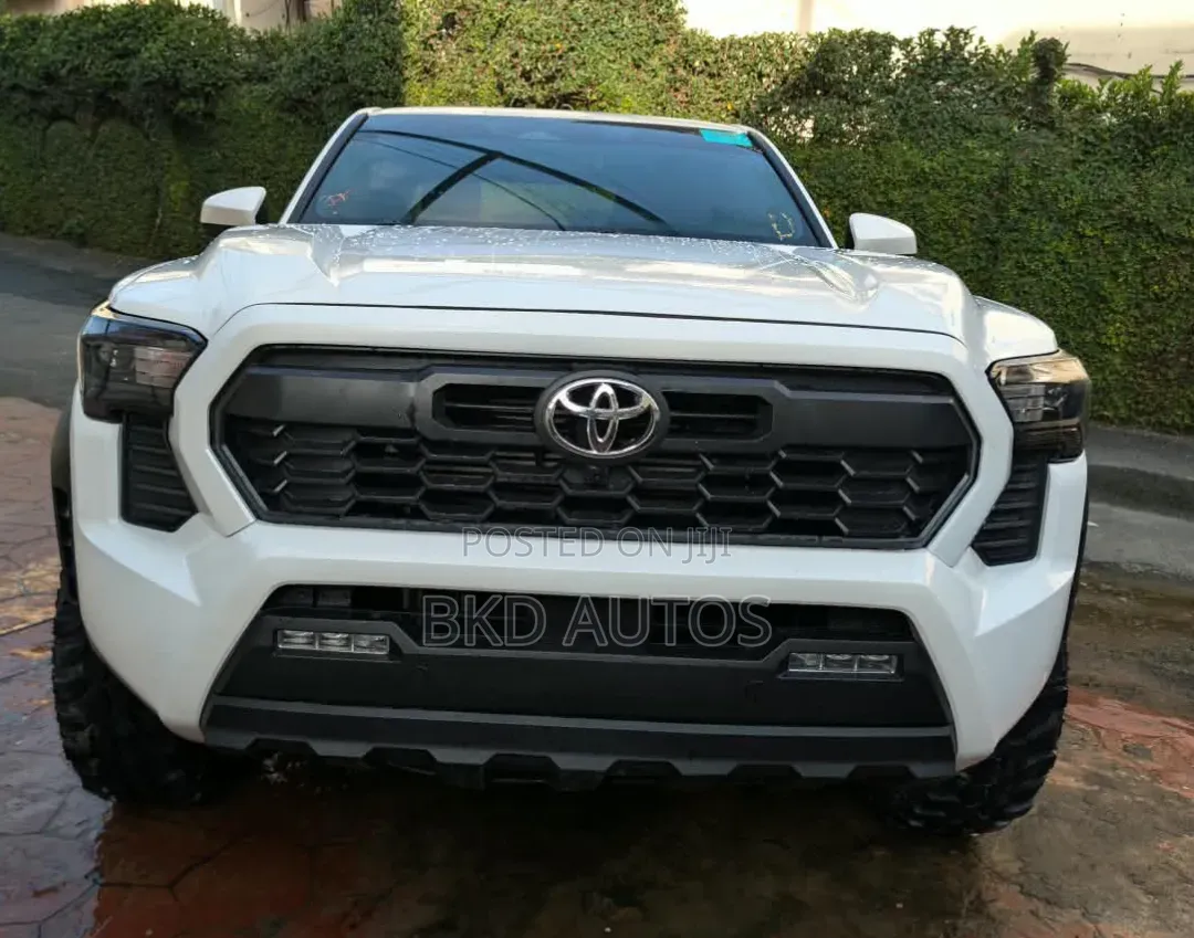 Toyota Tacoma 2024 White