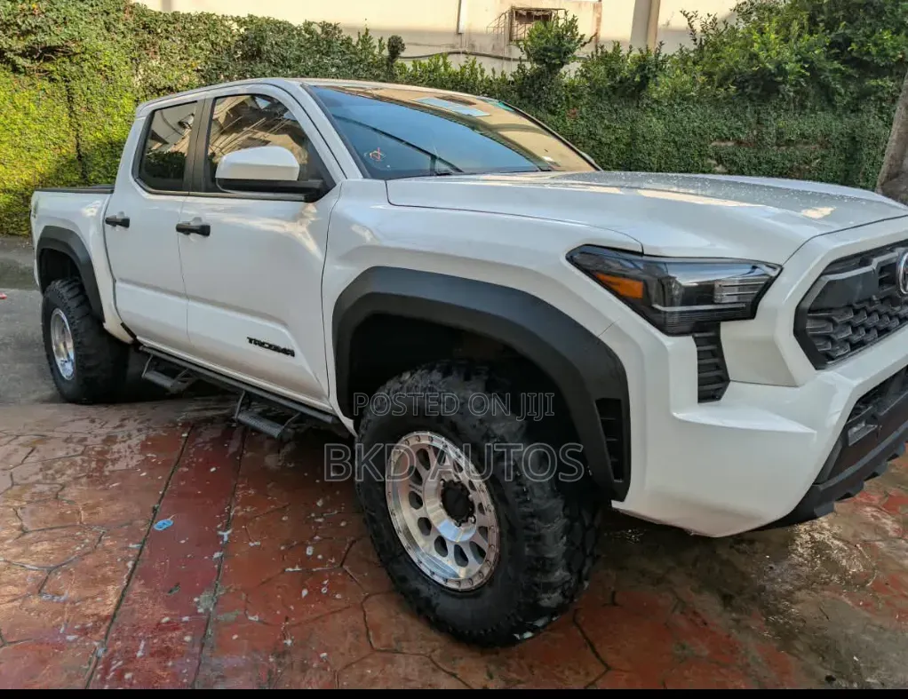 Toyota Tacoma 2024 White