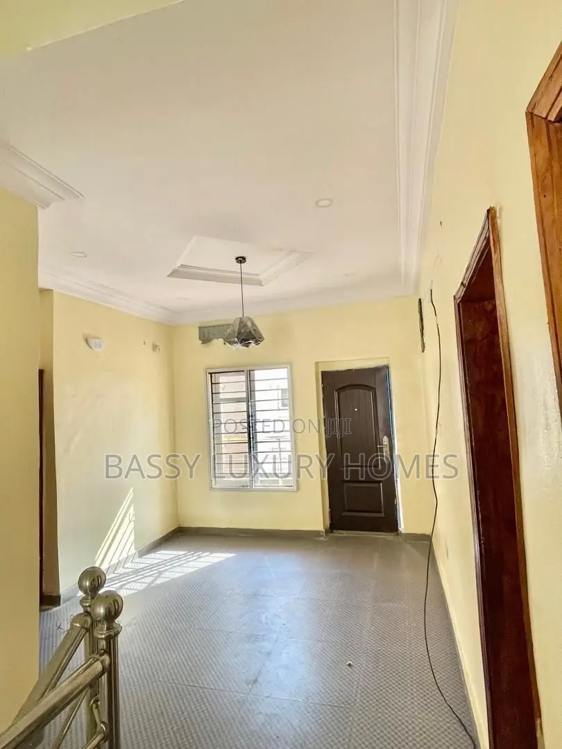 5bdrm Duplex in Ikota for rent