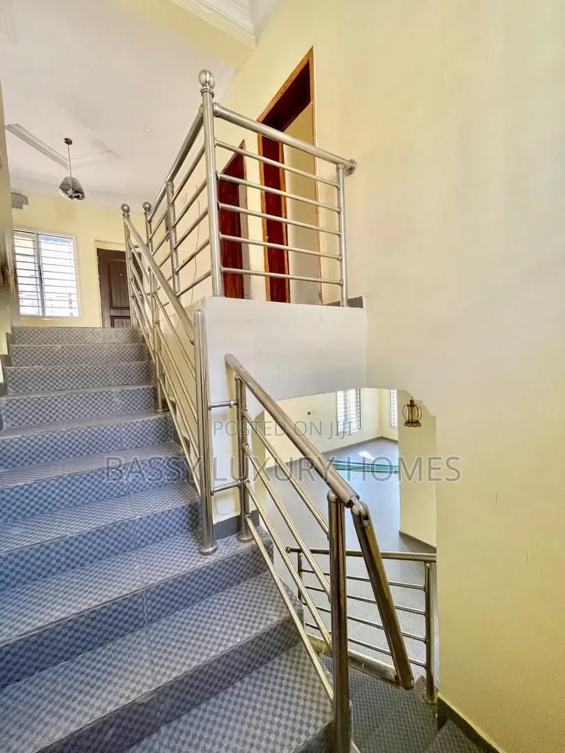 5bdrm Duplex in Ikota for rent