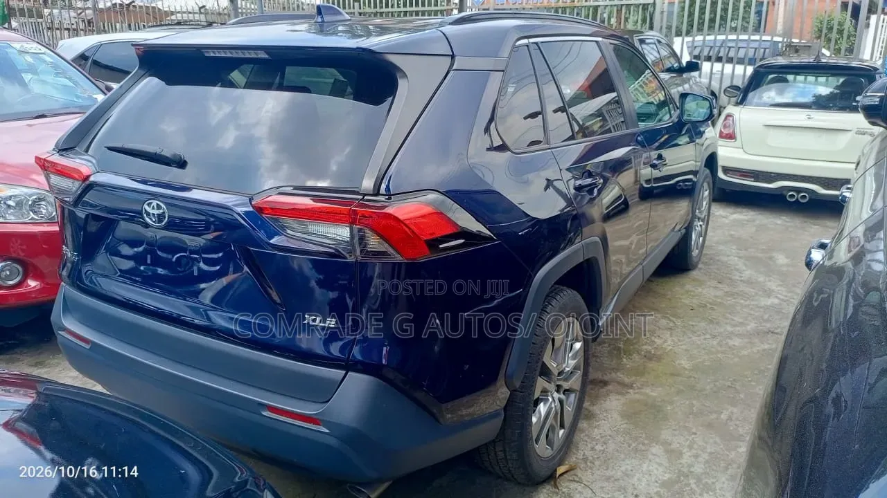 Toyota RAV4 XLE 2021 Blue