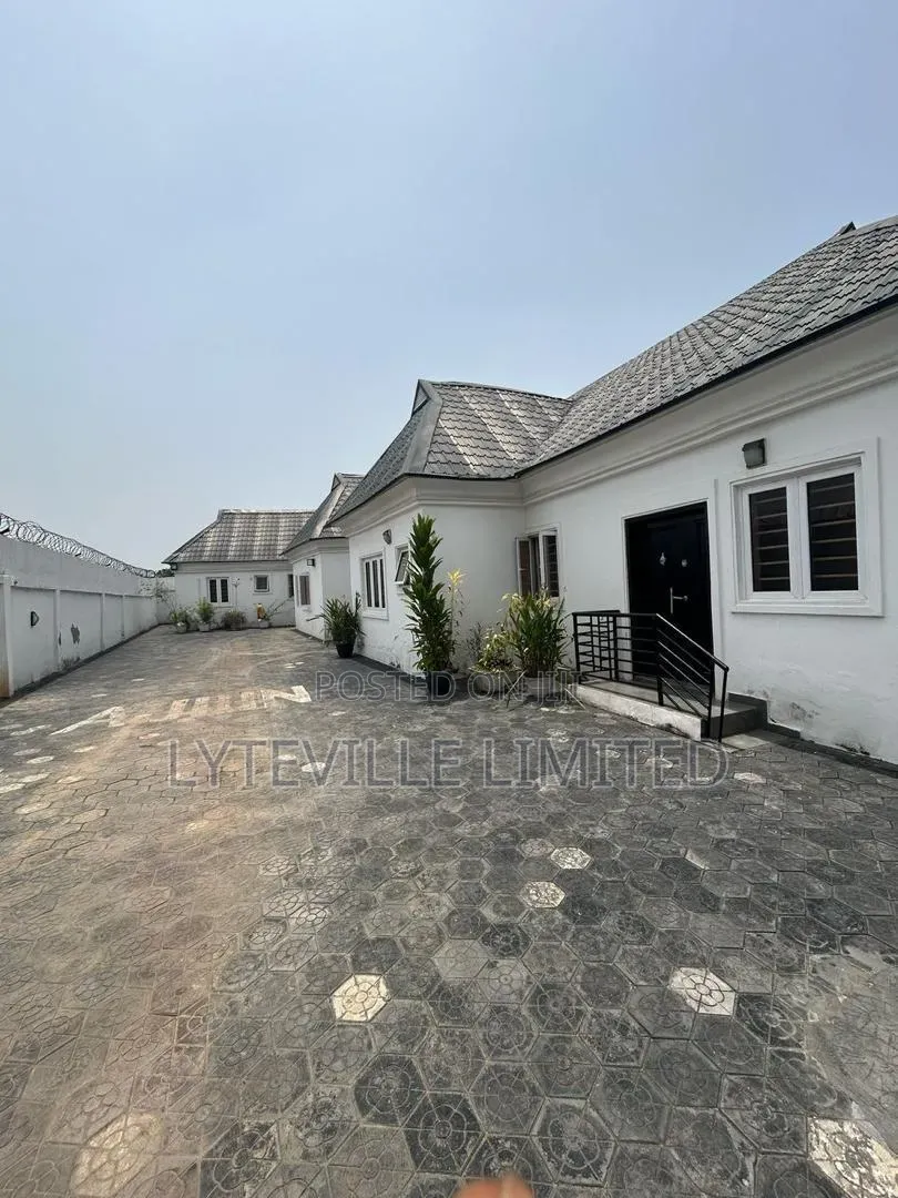 5bdrm Bungalow in Ogudu-Orioke for sale