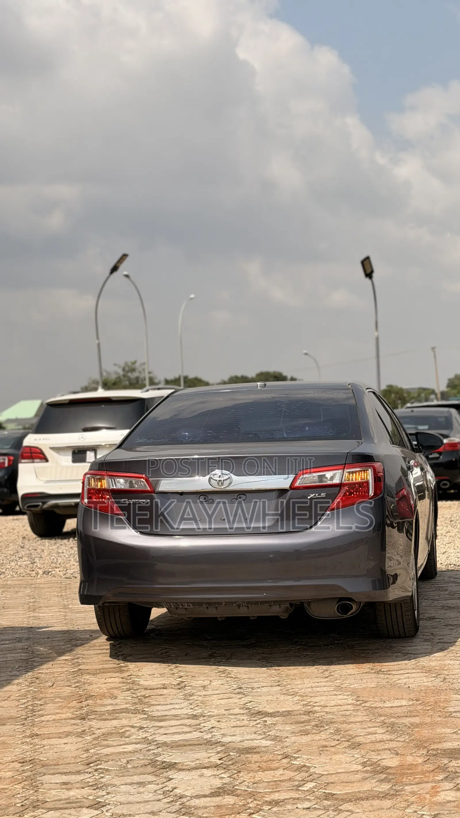 Toyota Camry XLE 4dr Sedan (2.5L 4cyl 6A) 2013 Gray