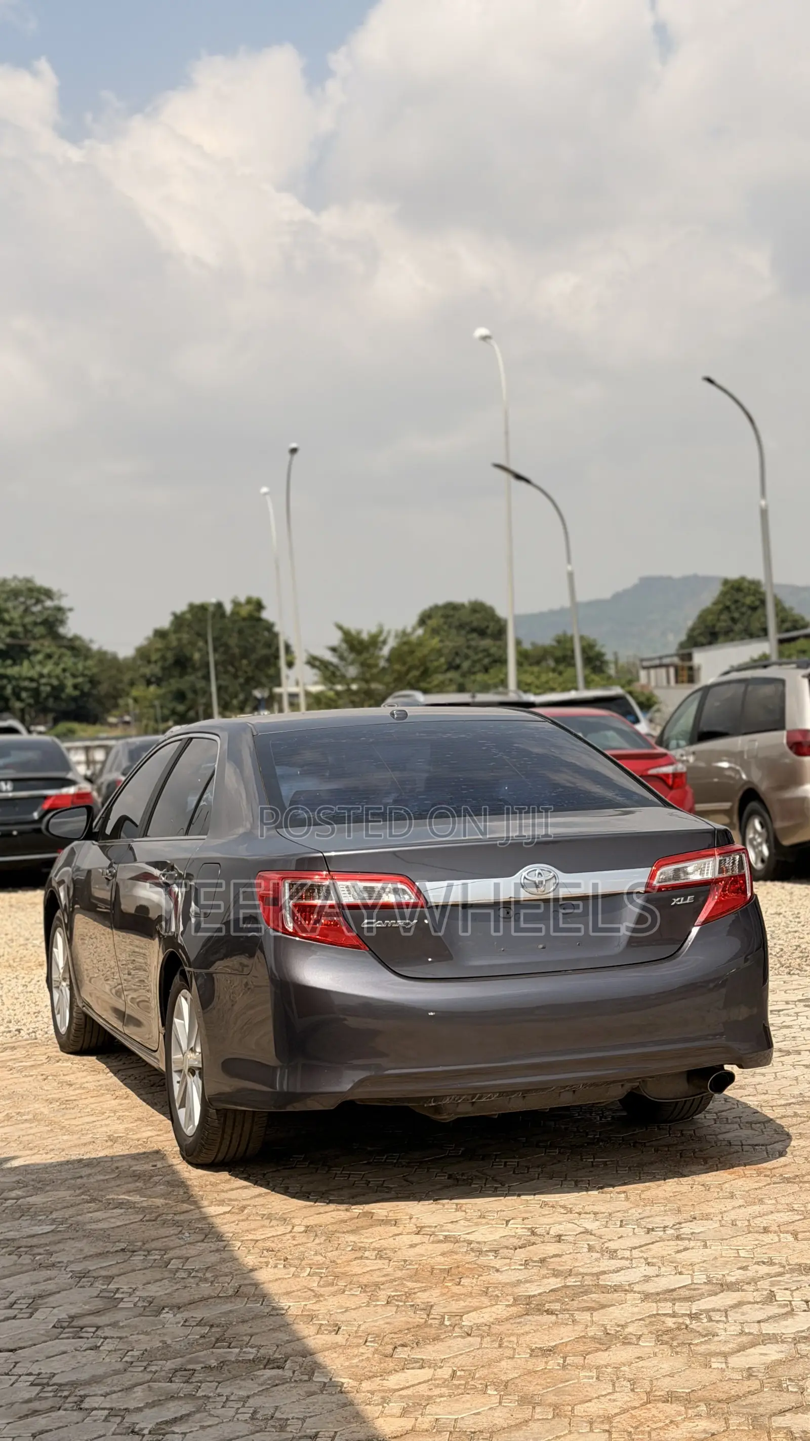 Toyota Camry XLE 4dr Sedan (2.5L 4cyl 6A) 2013 Gray