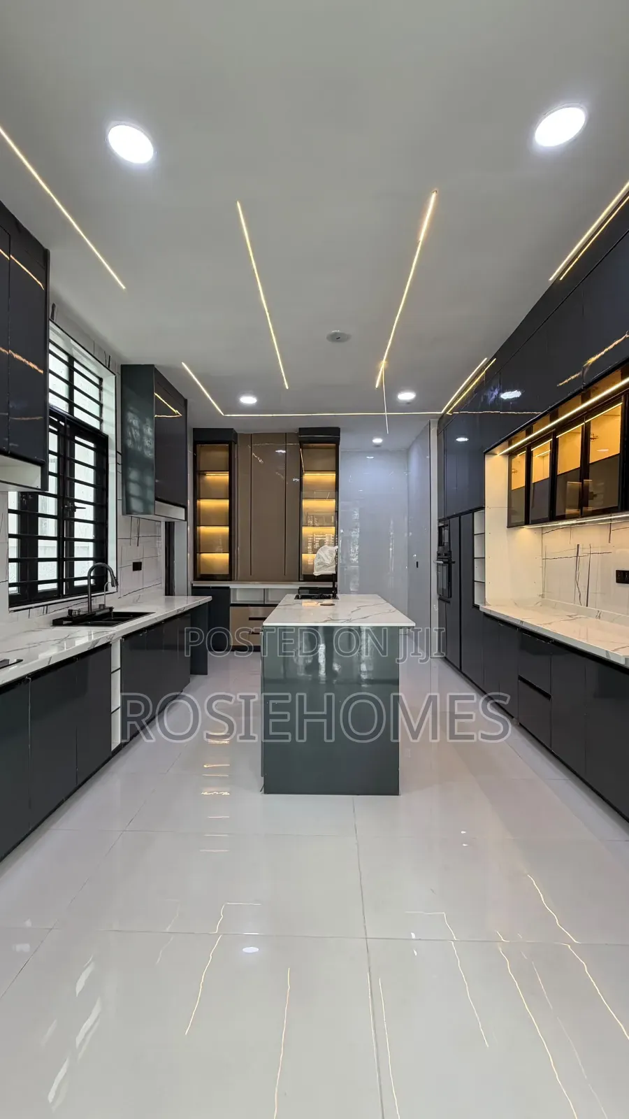 5bdrm Duplex in Chevron for sale