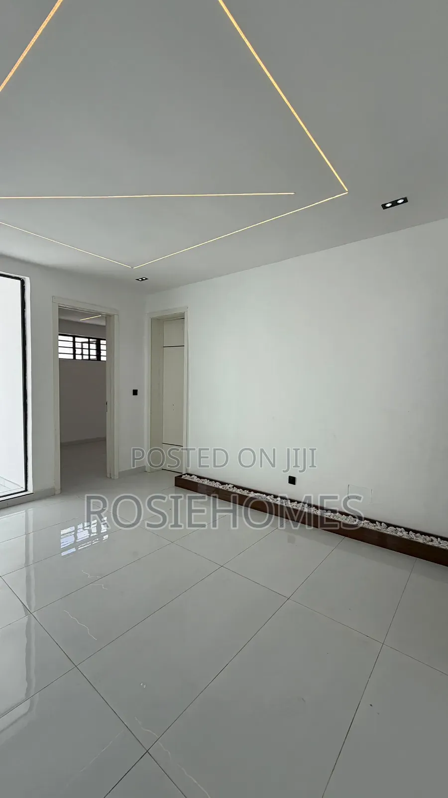 5bdrm Duplex in Chevron for sale