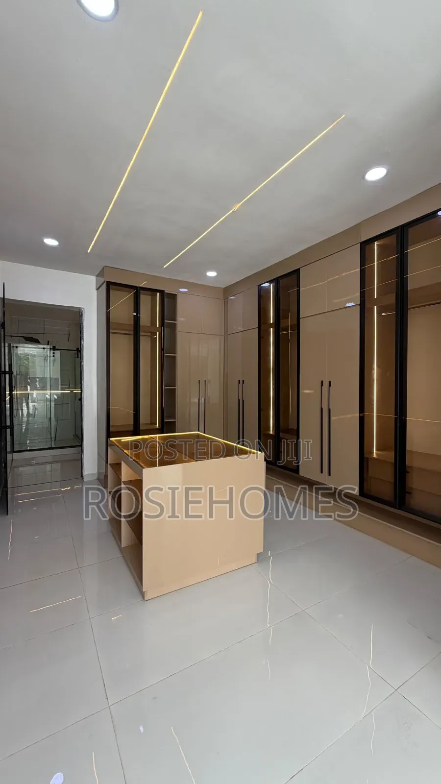 5bdrm Duplex in Chevron for sale