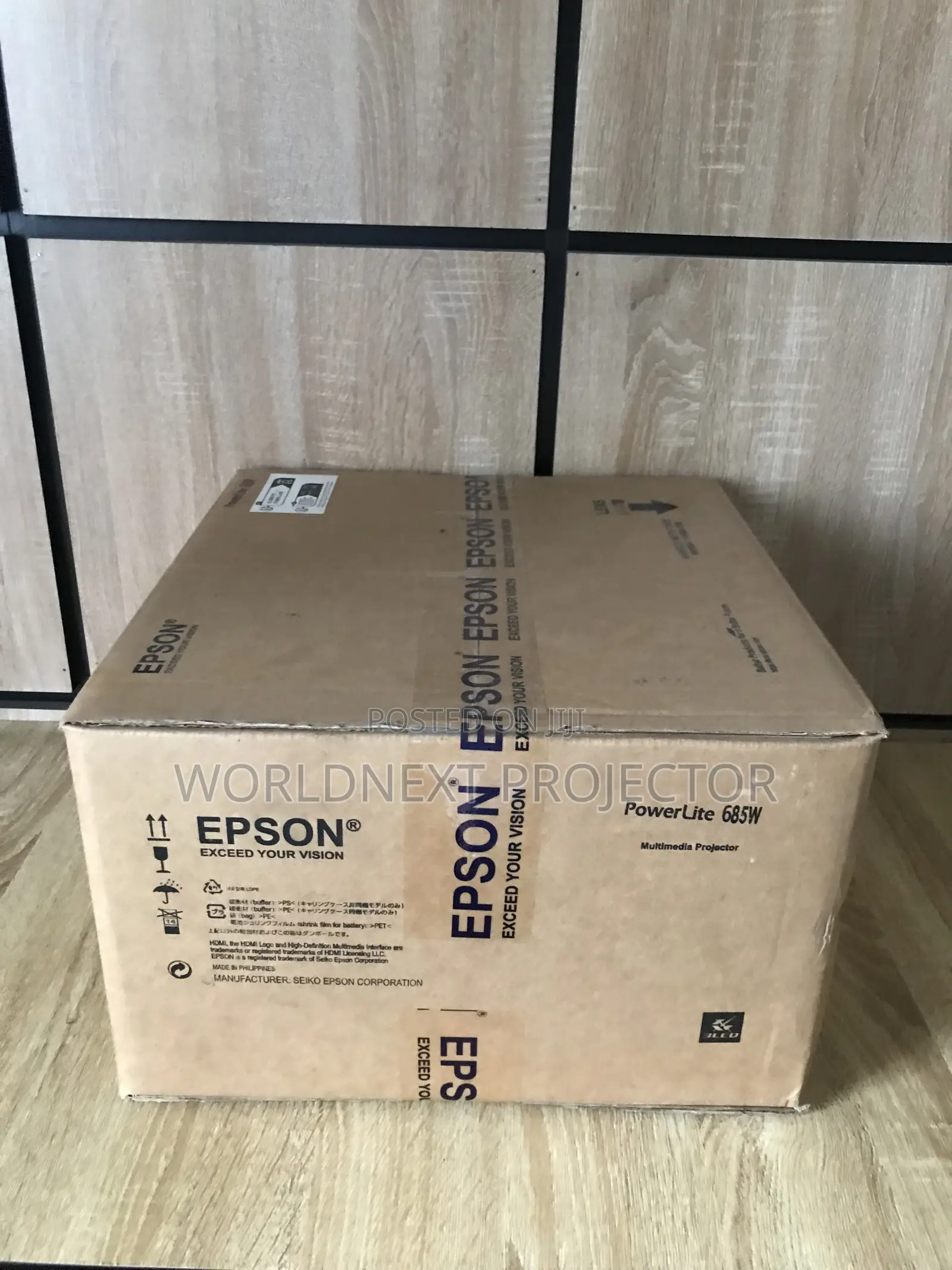 Ultra Short Throw Epson EB-685W — Big-Screen Learning