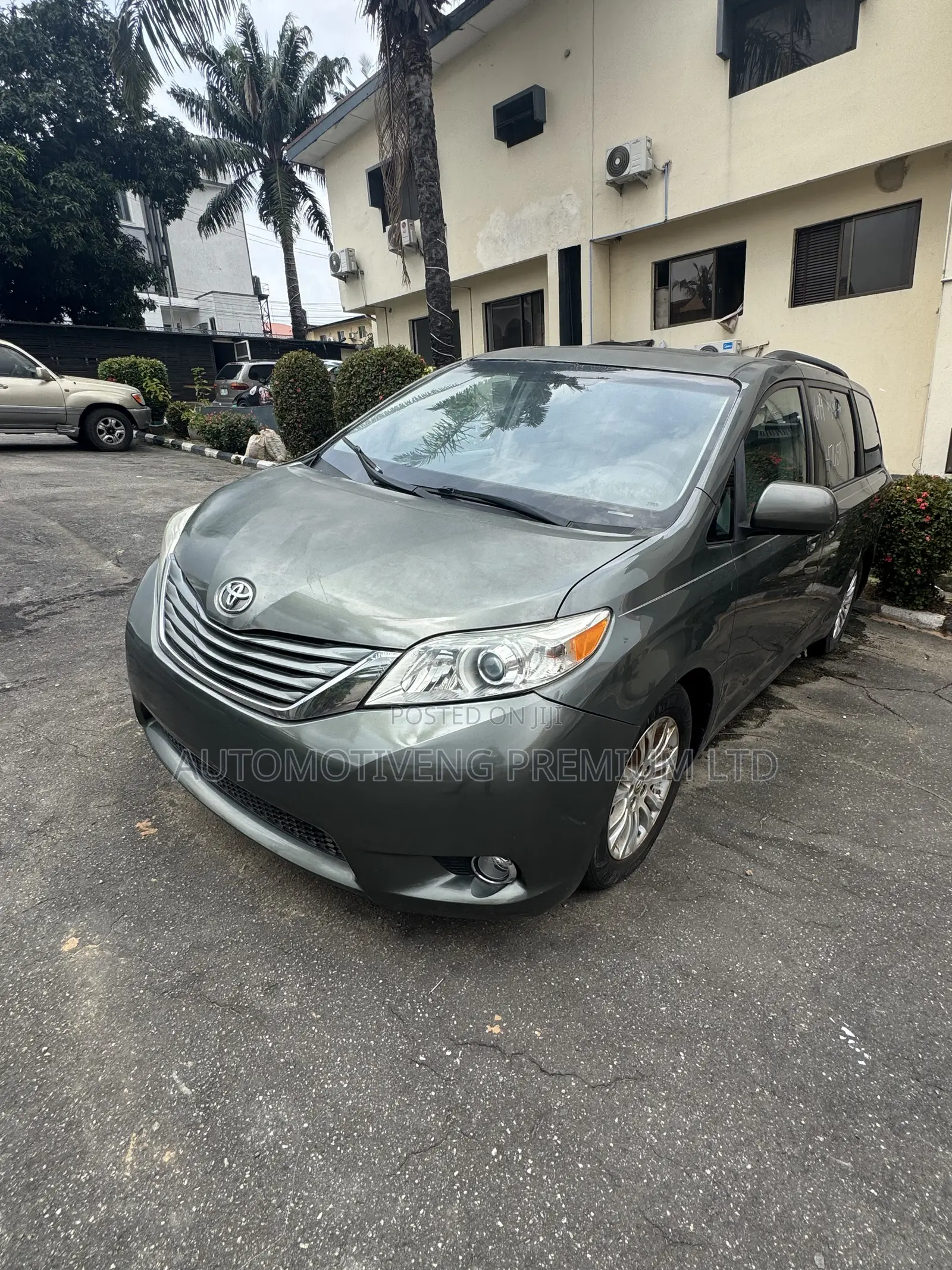 Toyota Sienna XLE 7-Passenger 4dr Minivan AWD (3.5L 6cyl 6A) 2014 Gray