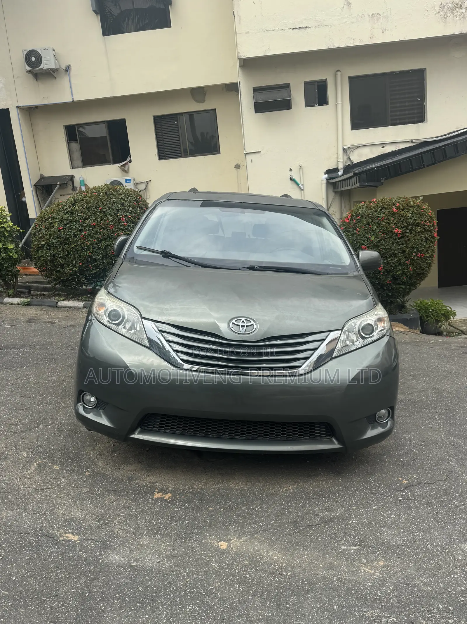 Toyota Sienna XLE 7-Passenger 4dr Minivan AWD (3.5L 6cyl 6A) 2014 Gray