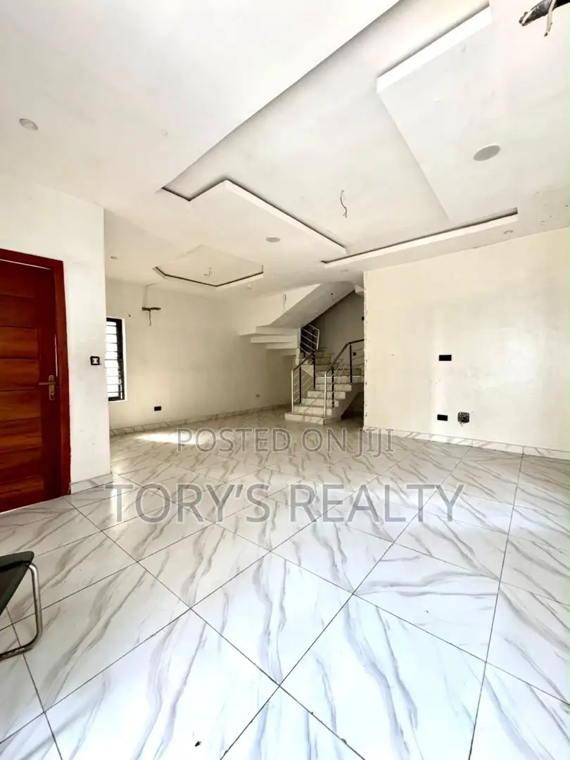 4bdrm Townhouse/Terrace in Lekki Phase 2 for sale