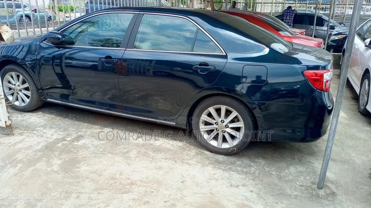 Toyota Camry XLE 4dr Sedan (2.5L 4cyl 6A) 2013 Silver
