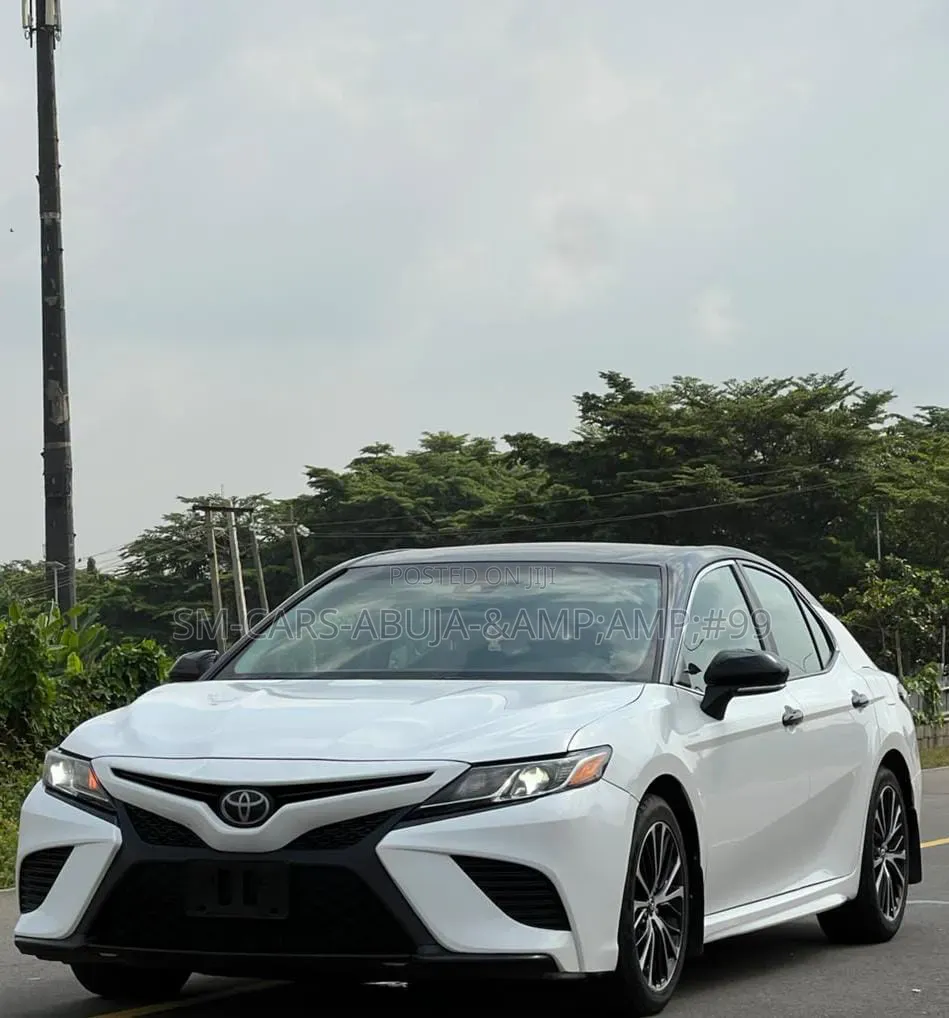 Toyota Camry SE FWD (2.5L 4cyl 8AM) 2018 White
