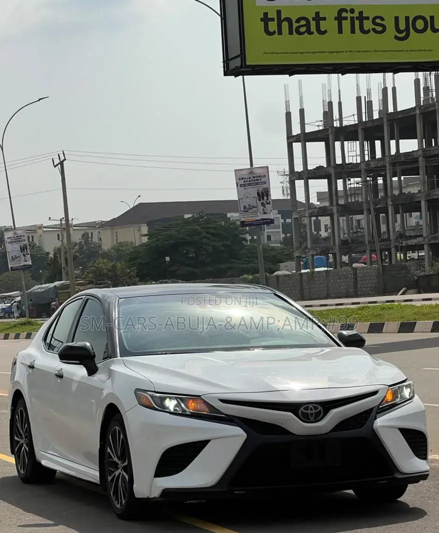 Toyota Camry SE FWD (2.5L 4cyl 8AM) 2018 White