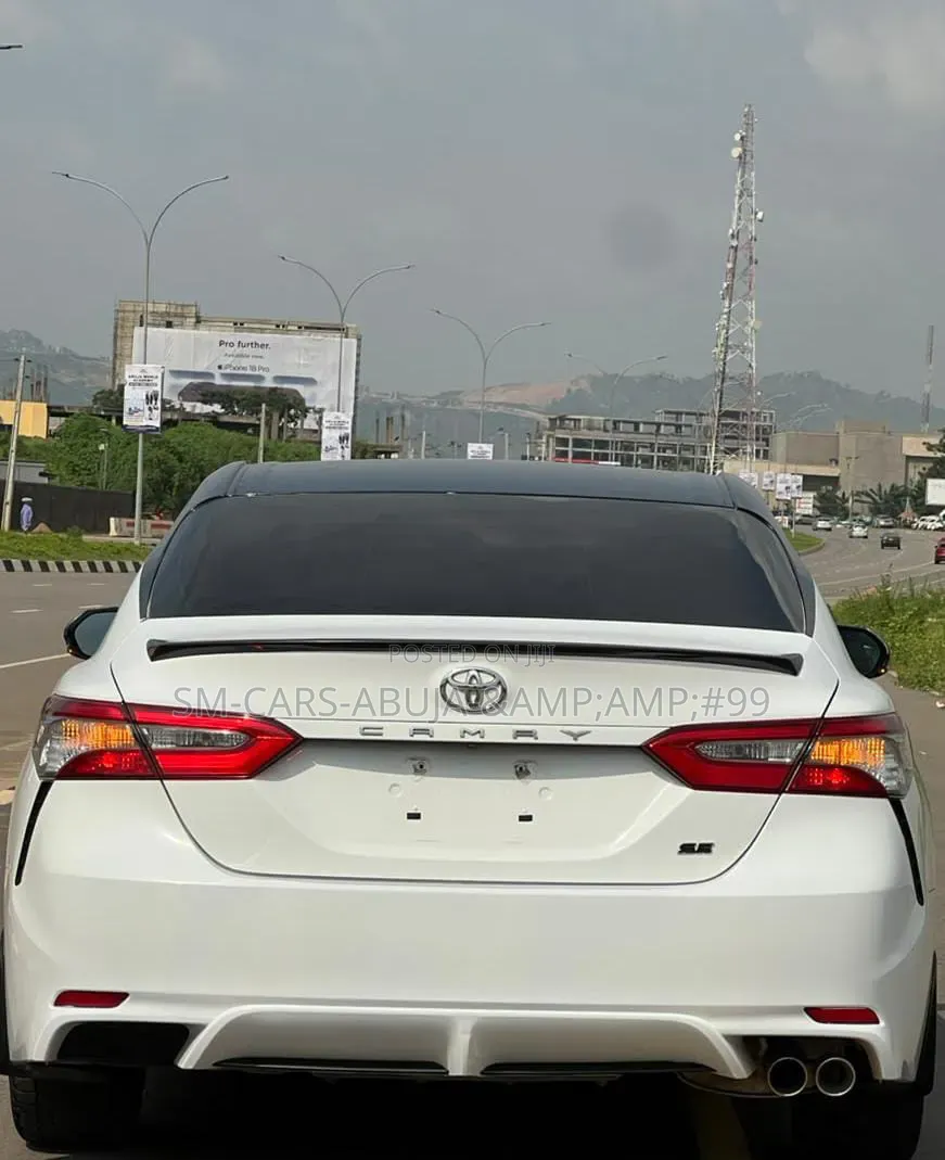 Toyota Camry SE FWD (2.5L 4cyl 8AM) 2018 White