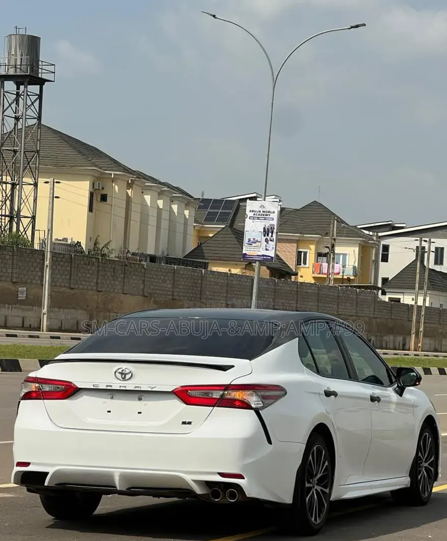 Toyota Camry SE FWD (2.5L 4cyl 8AM) 2018 White