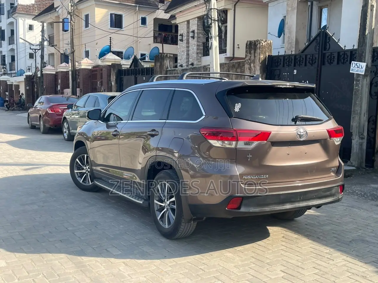 Toyota Highlander XLE 4x4 V6 (3.5L 6cyl 8A) 2017