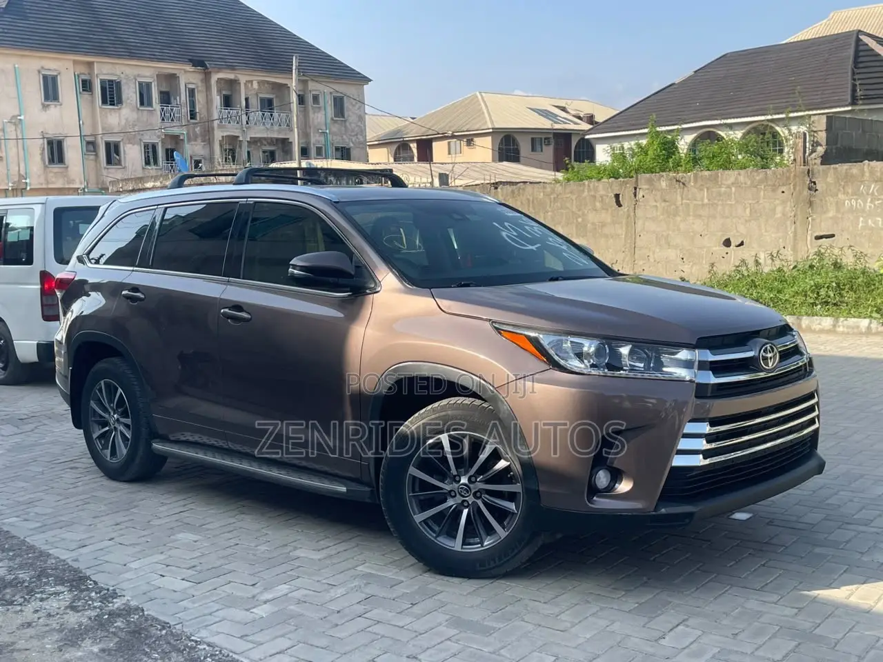 Toyota Highlander XLE 4x4 V6 (3.5L 6cyl 8A) 2017