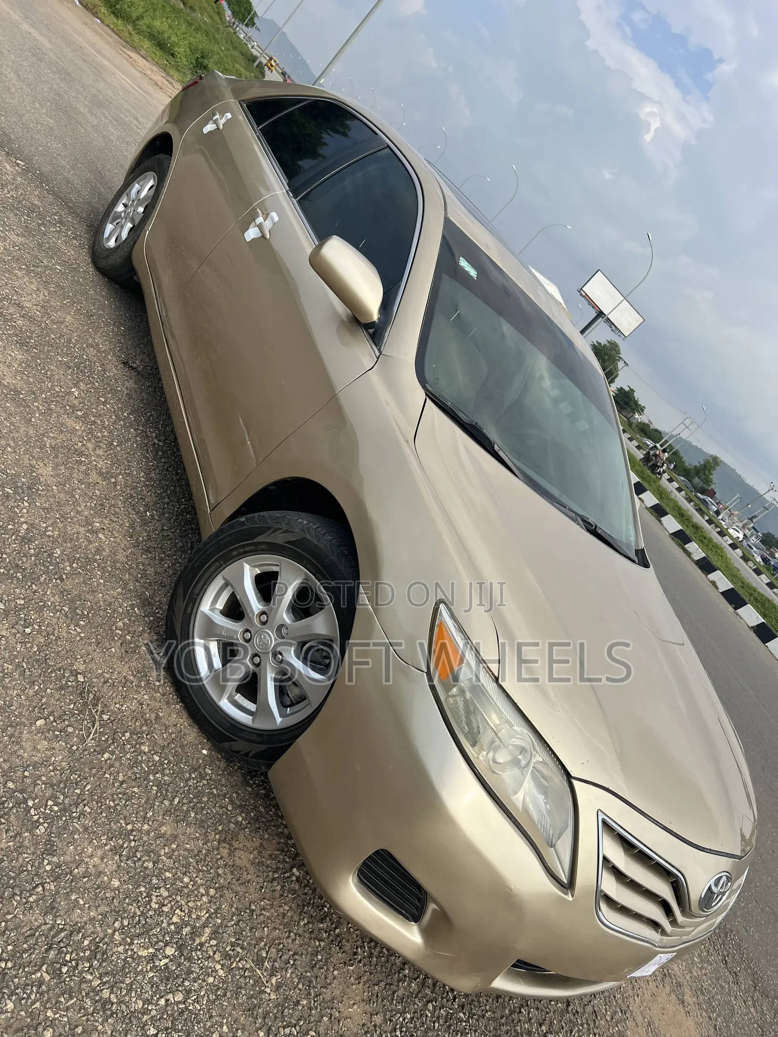 Toyota Camry LE V6 4dr Sedan (3.5L 6cyl 6A) 2011 Gold