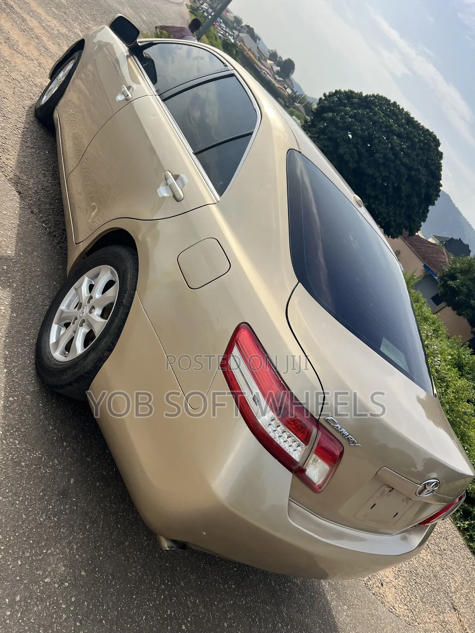 Toyota Camry LE V6 4dr Sedan (3.5L 6cyl 6A) 2011 Gold