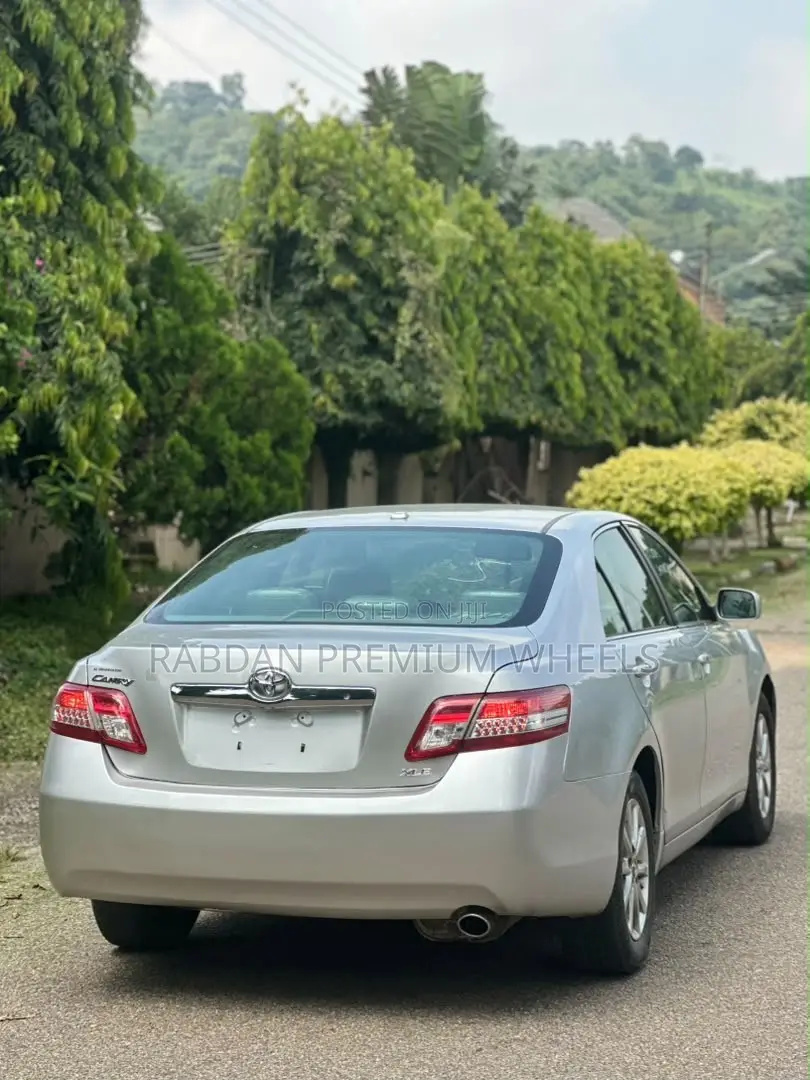 Toyota Camry XLE 4dr Sedan (2.5L 4cyl 6AM) 2010 Silver