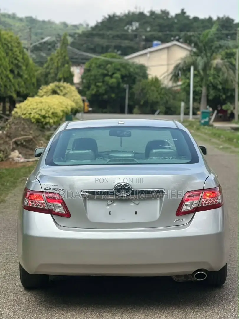 Toyota Camry XLE 4dr Sedan (2.5L 4cyl 6AM) 2010 Silver