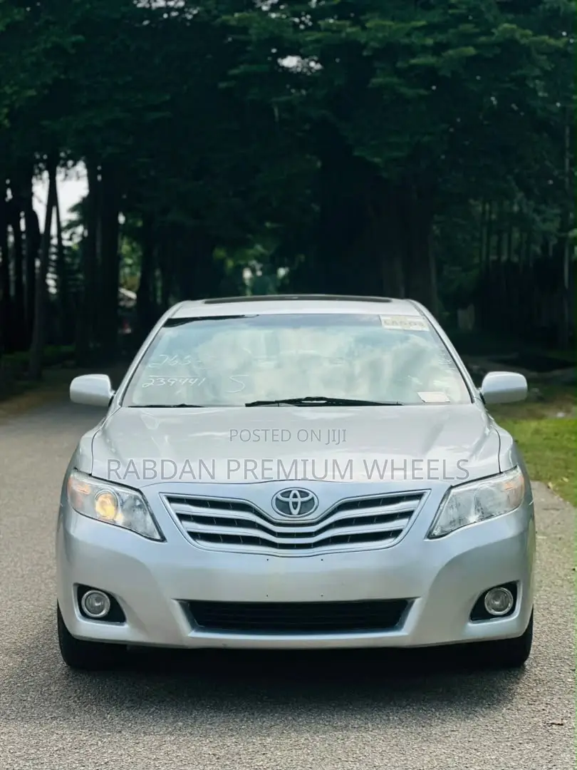 Toyota Camry XLE 4dr Sedan (2.5L 4cyl 6AM) 2010 Silver