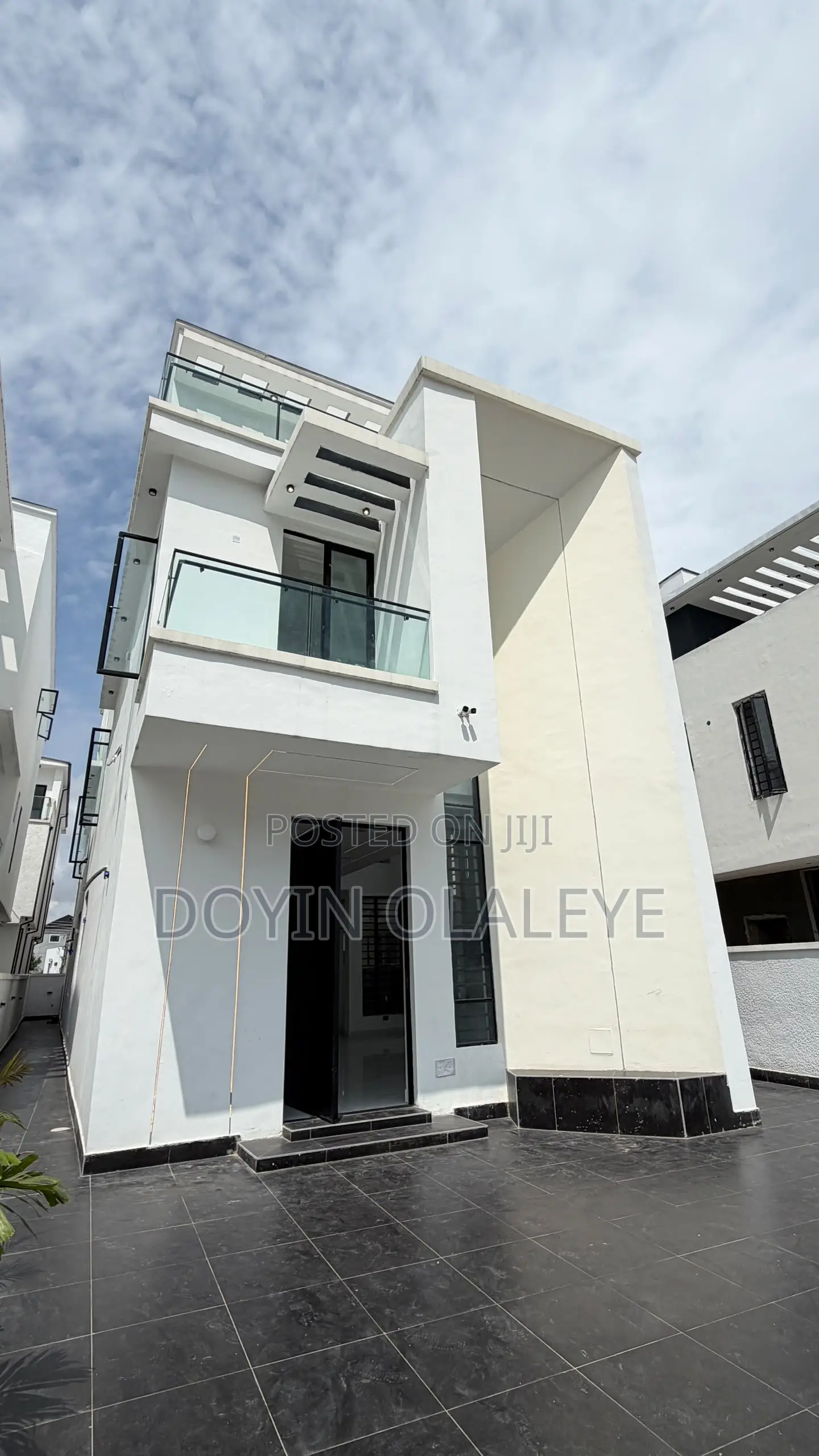5bdrm Duplex in Chevron for sale