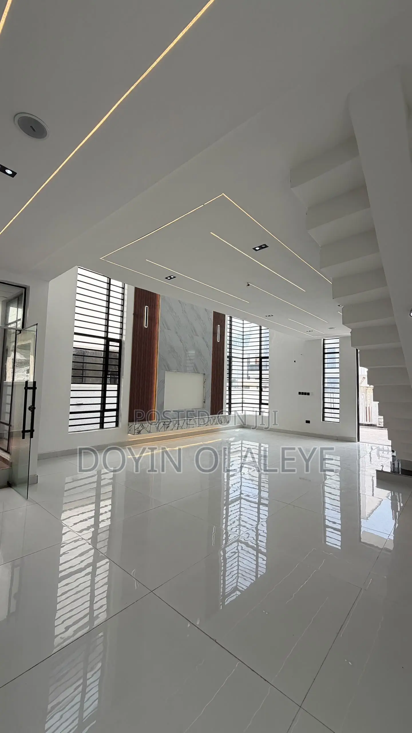 5bdrm Duplex in Chevron for sale