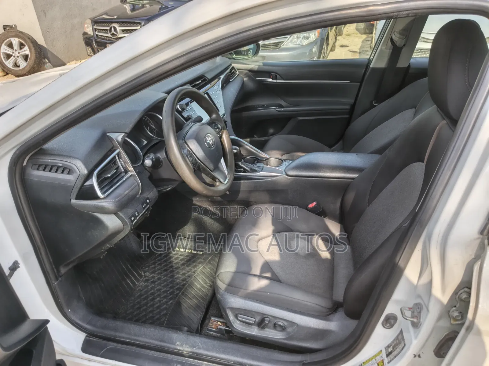 Toyota Camry LE FWD (2.5L 4cyl 8AM) 2018 White