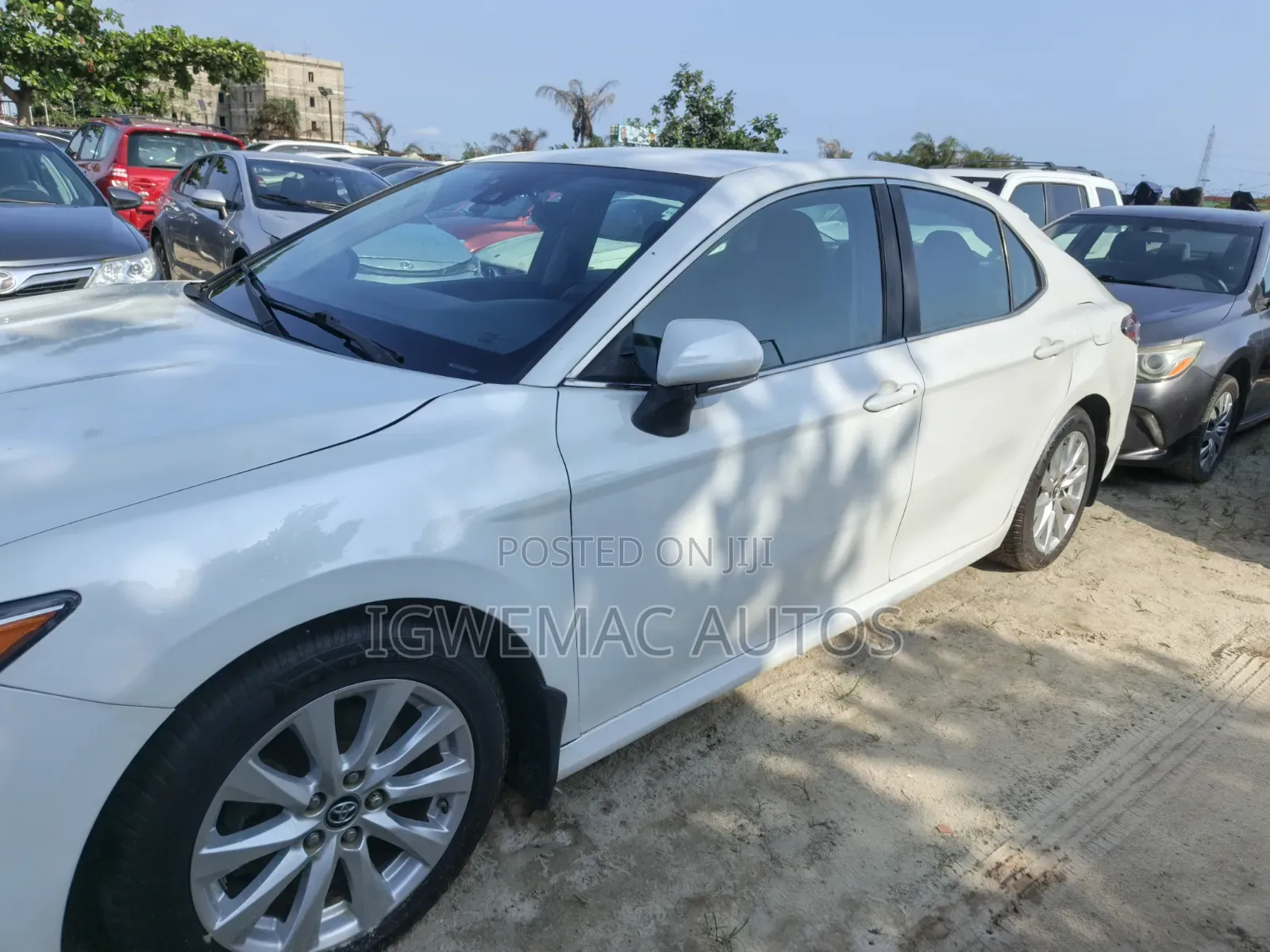Toyota Camry LE FWD (2.5L 4cyl 8AM) 2018 White