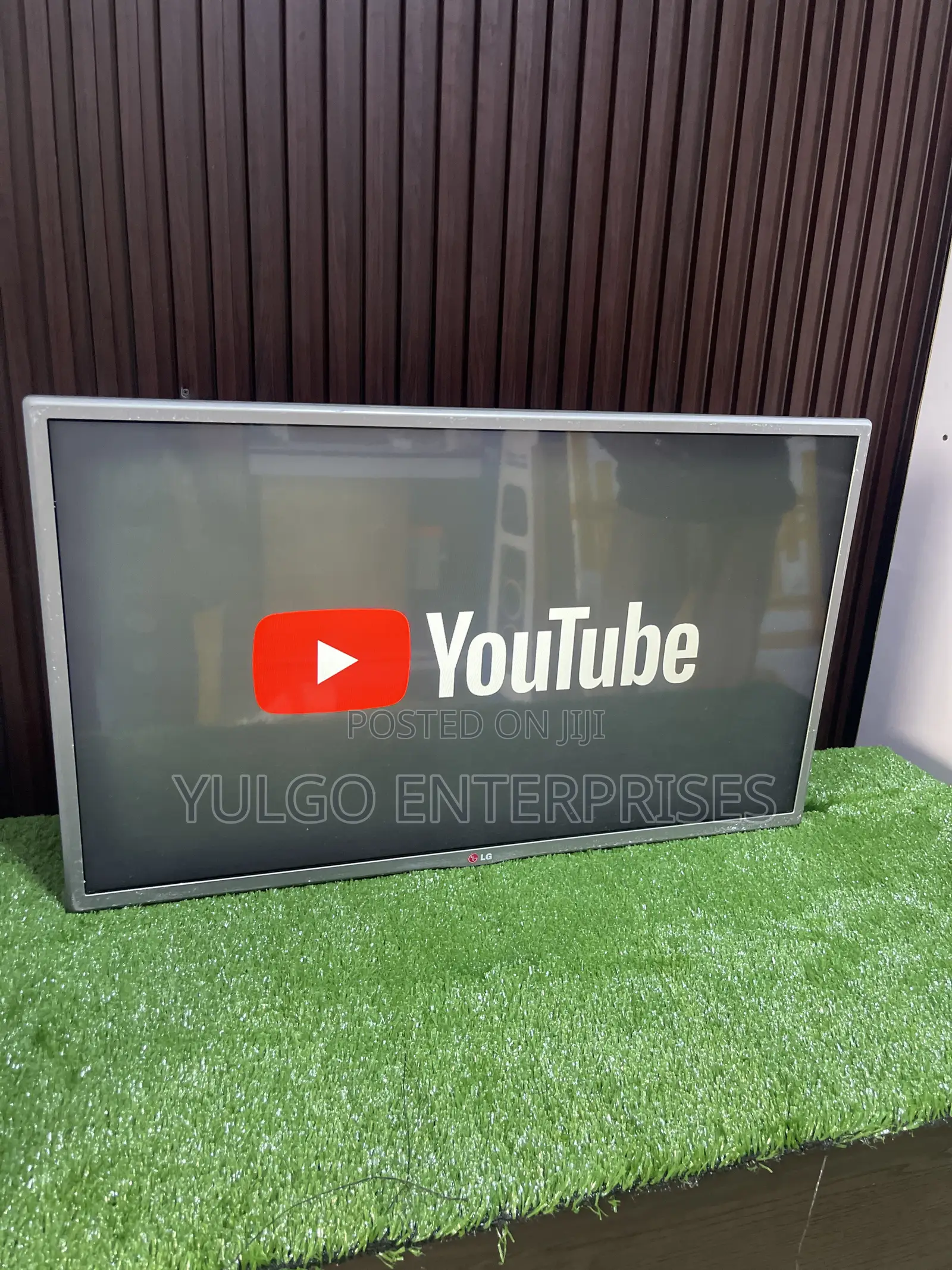 LG 32 Inch LED YouTube TV With Hanger