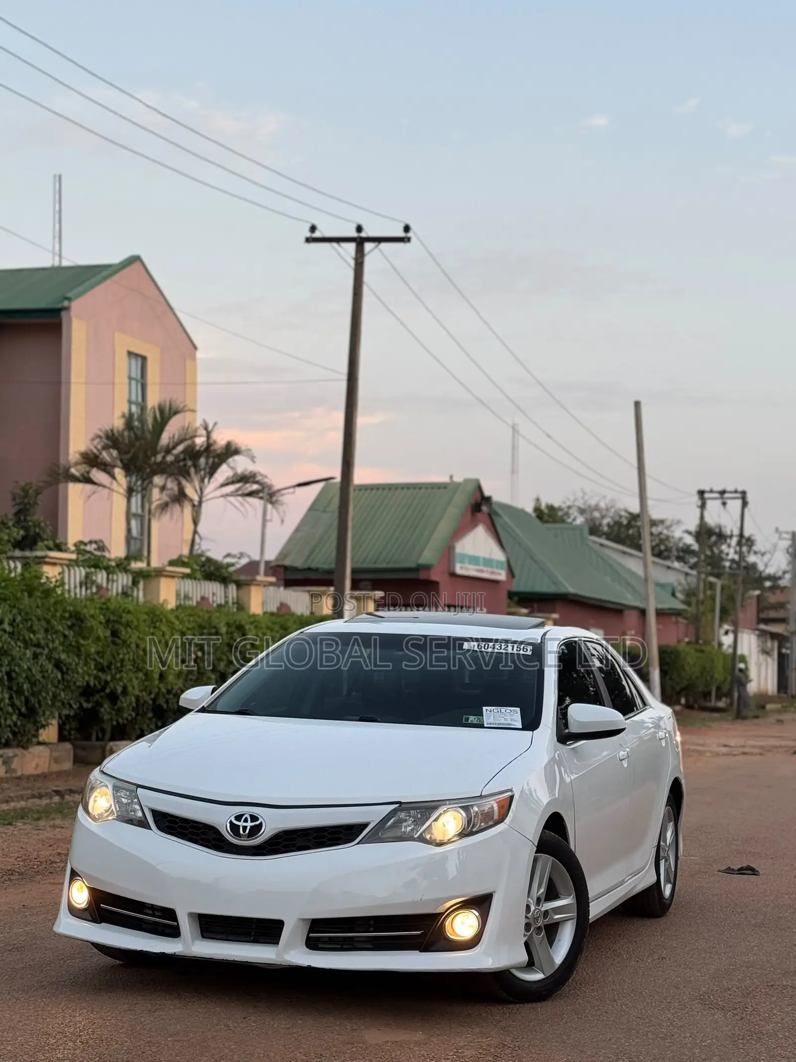Toyota Camry SE 4dr Sedan (2.5L 4cyl 6A) 2013 White