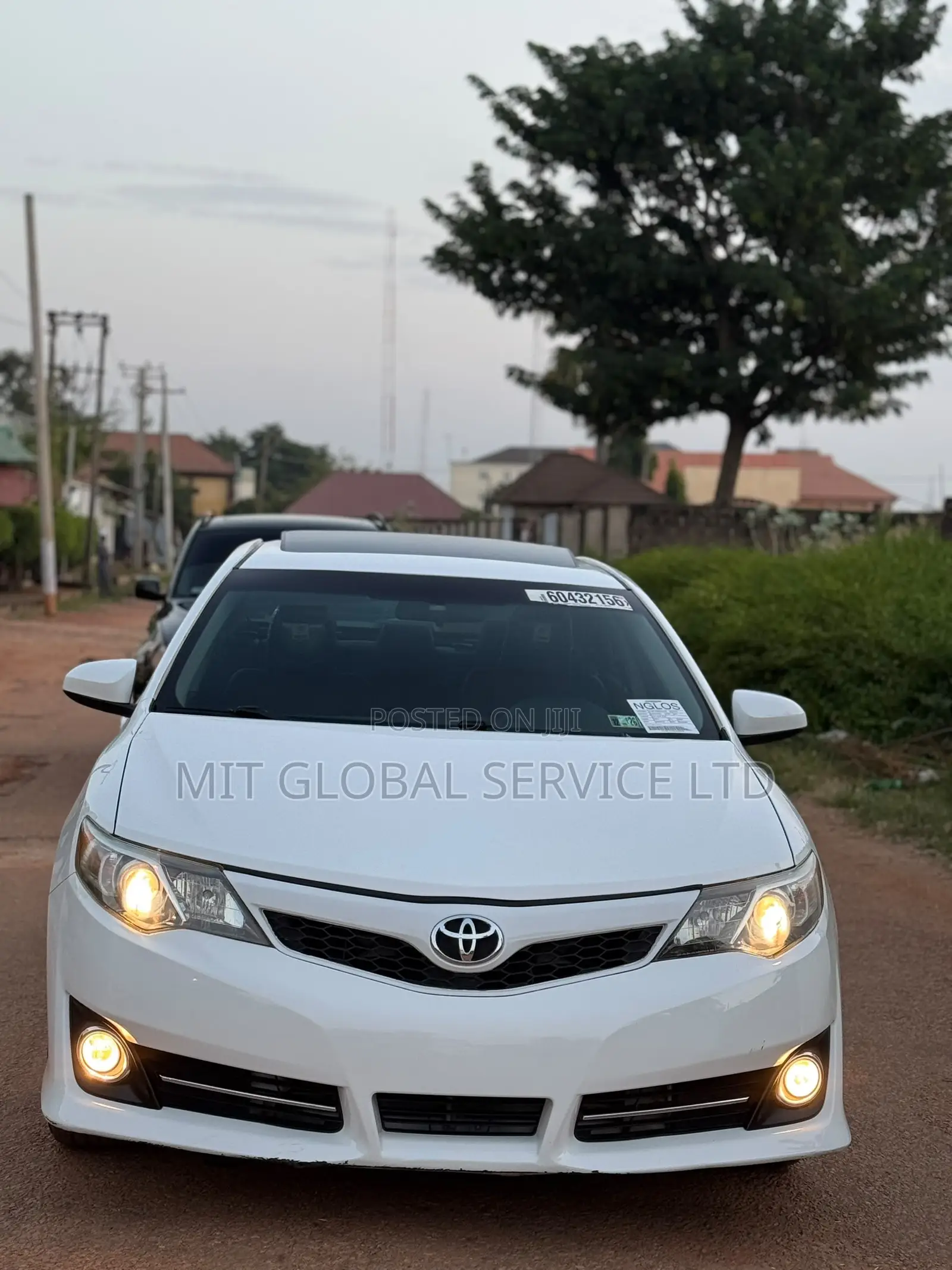 Toyota Camry SE 4dr Sedan (2.5L 4cyl 6A) 2013 White