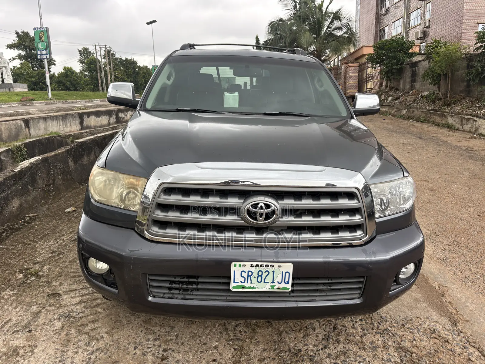 Toyota Sequoia Limited 4dr SUV 4WD (5.7L 8cyl 6A) 2010 Gray