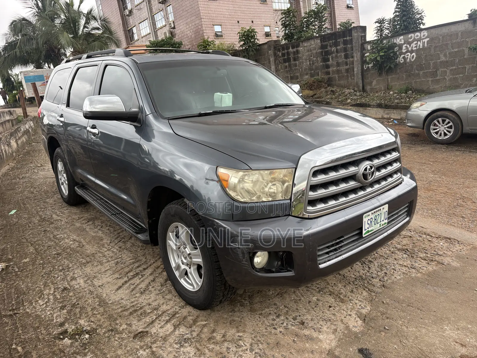 Toyota Sequoia Limited 4dr SUV 4WD (5.7L 8cyl 6A) 2010 Gray