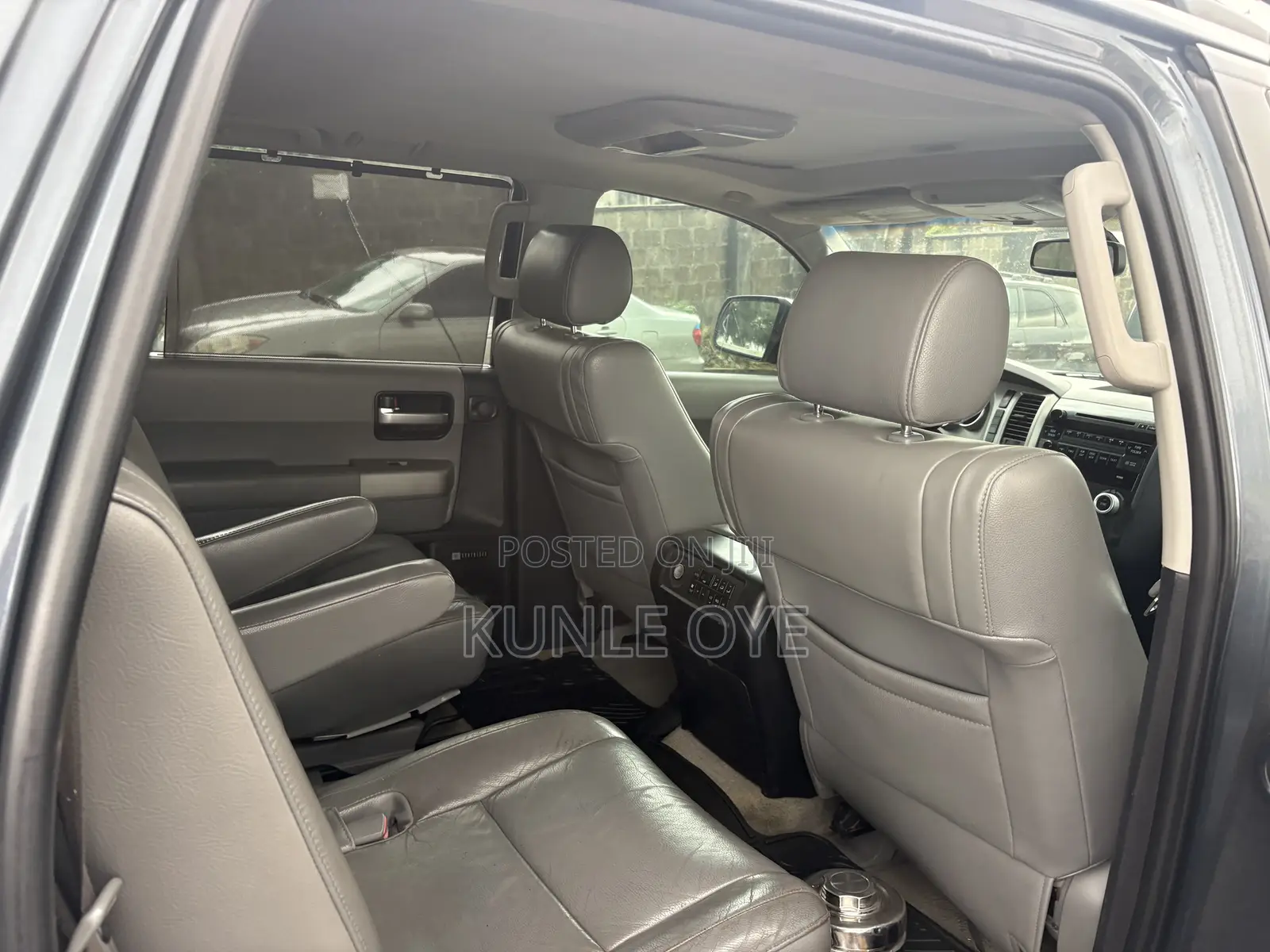 Toyota Sequoia Limited 4dr SUV 4WD (5.7L 8cyl 6A) 2010 Gray
