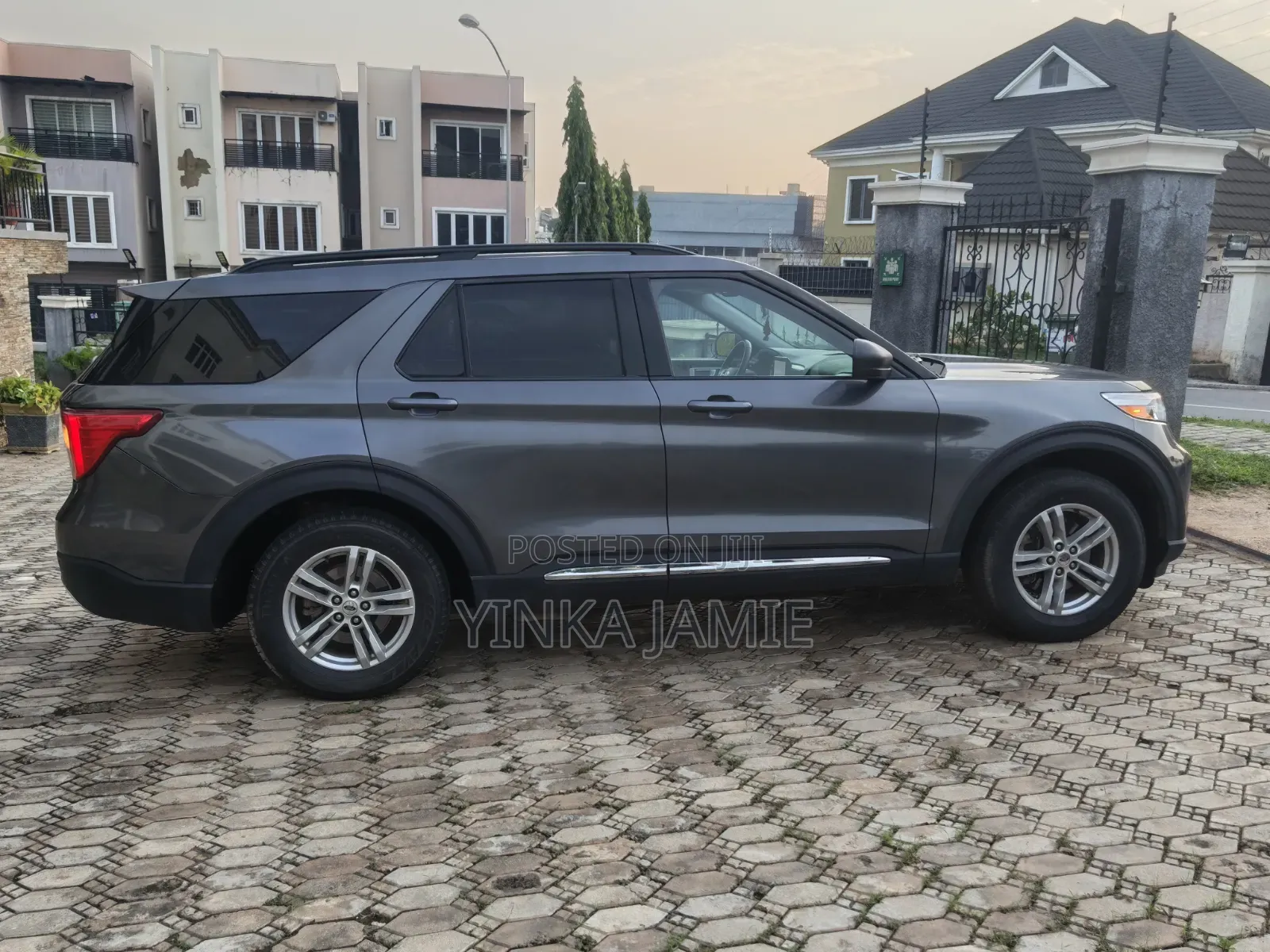 Ford Explorer XLT 2022 Gray
